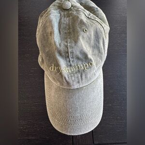 “Dry shampoo” baseball cap. Gray.